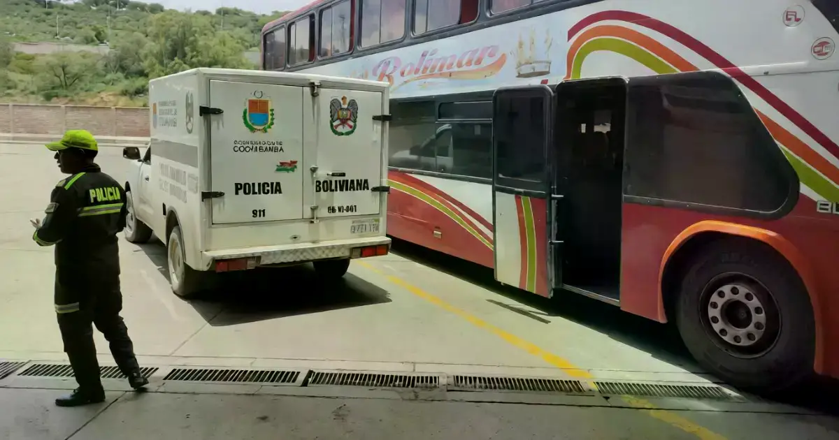 El cuerpo del hombre fue encontrado al interior de un bus en Cochabamba.