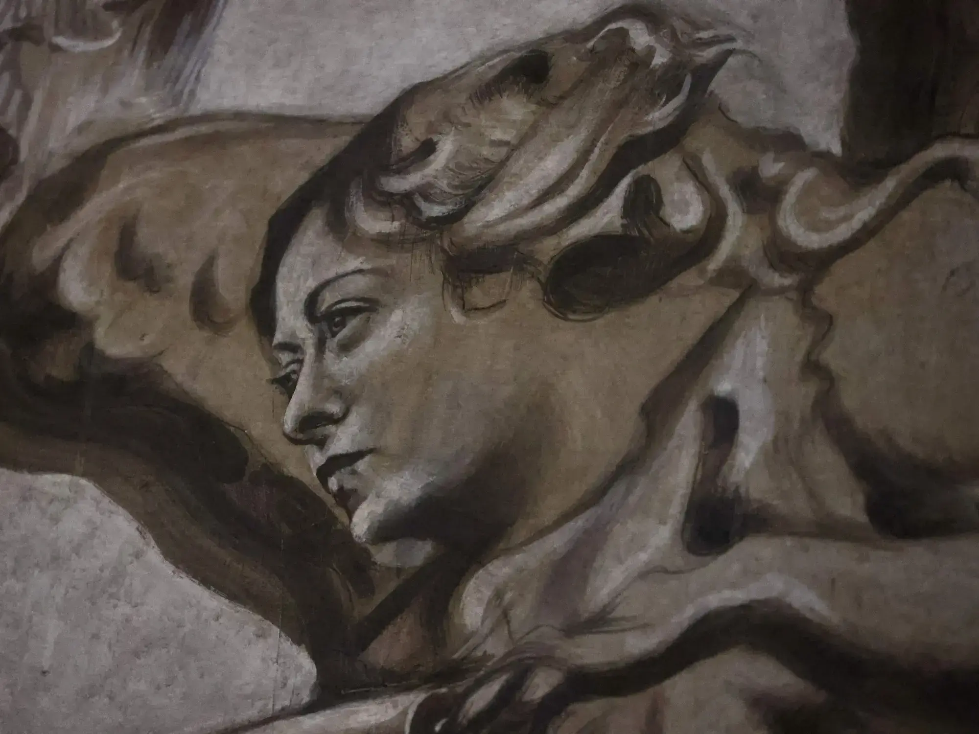 El rostro del querubín restaurado, con gran parecido a Giorgia Meloni.