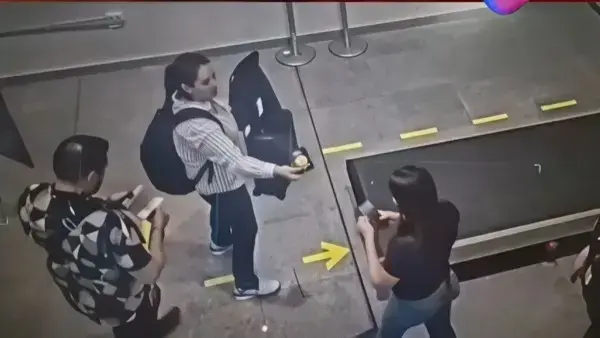 Imágenes de la exdiputada Laura Rojas en el aeropuerto.