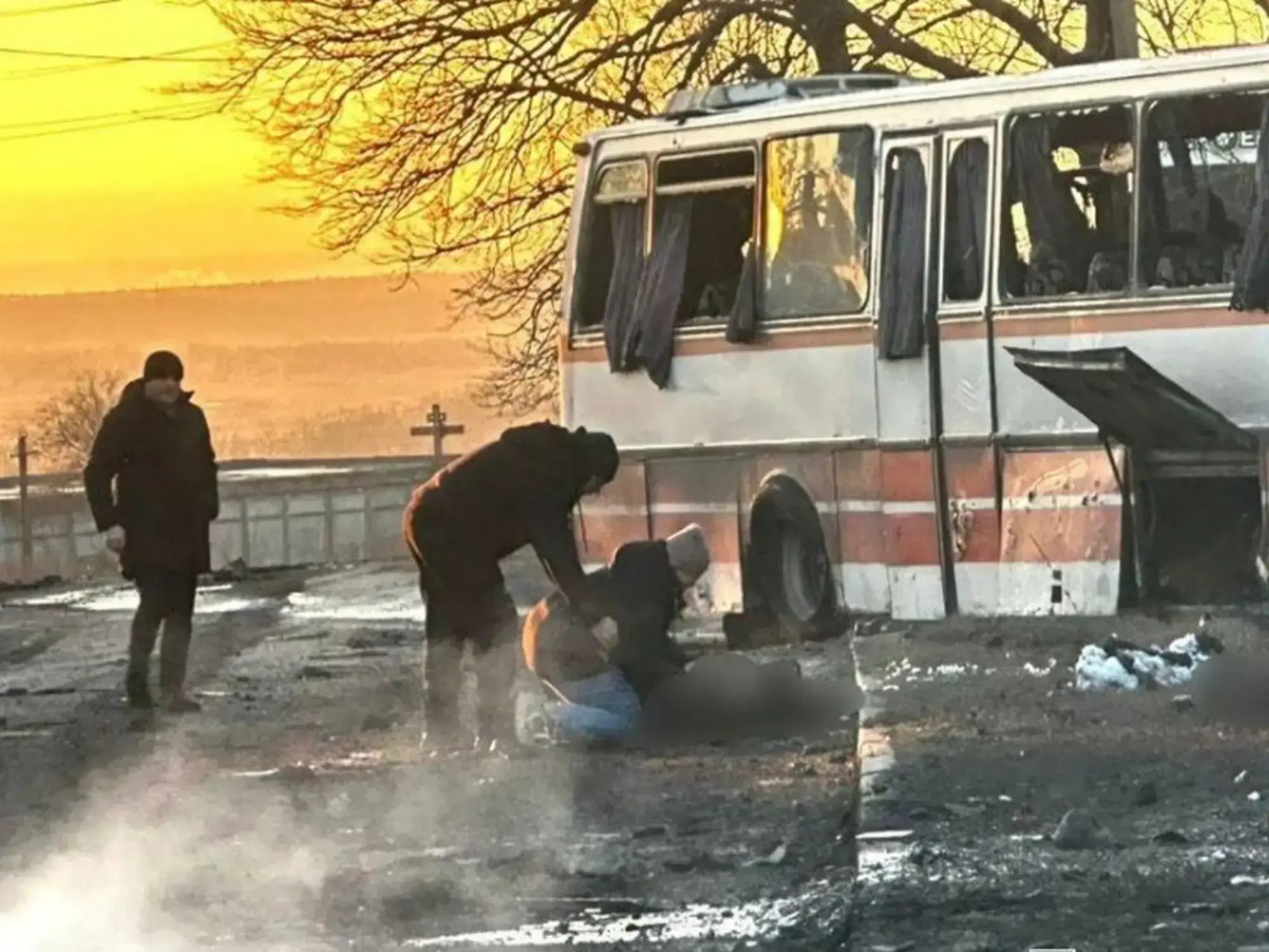 Autobús dañado con víctimas en el suelo