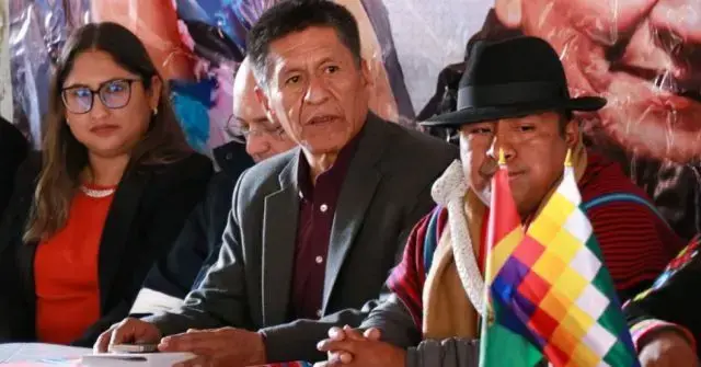Ministro de Trabajo, Edgar Morales Mamani, en reunión.