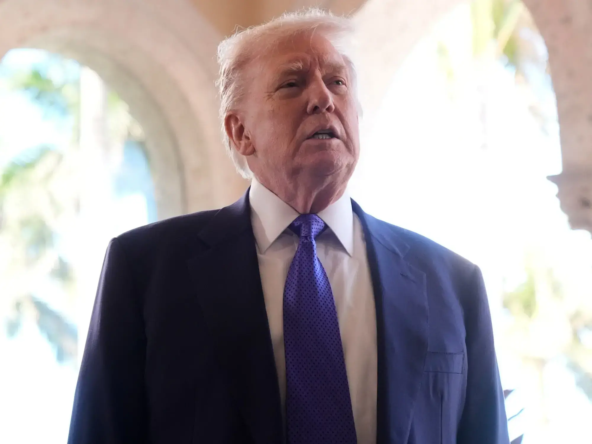 Donald Trump habla en su casa Mar-a-Lago, en Palm Beach, Florida.