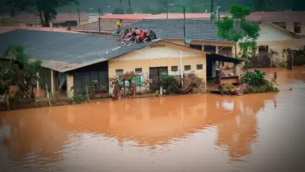 Desborde del río en El Torno, Santa Cruz, en diciembre de 2025.