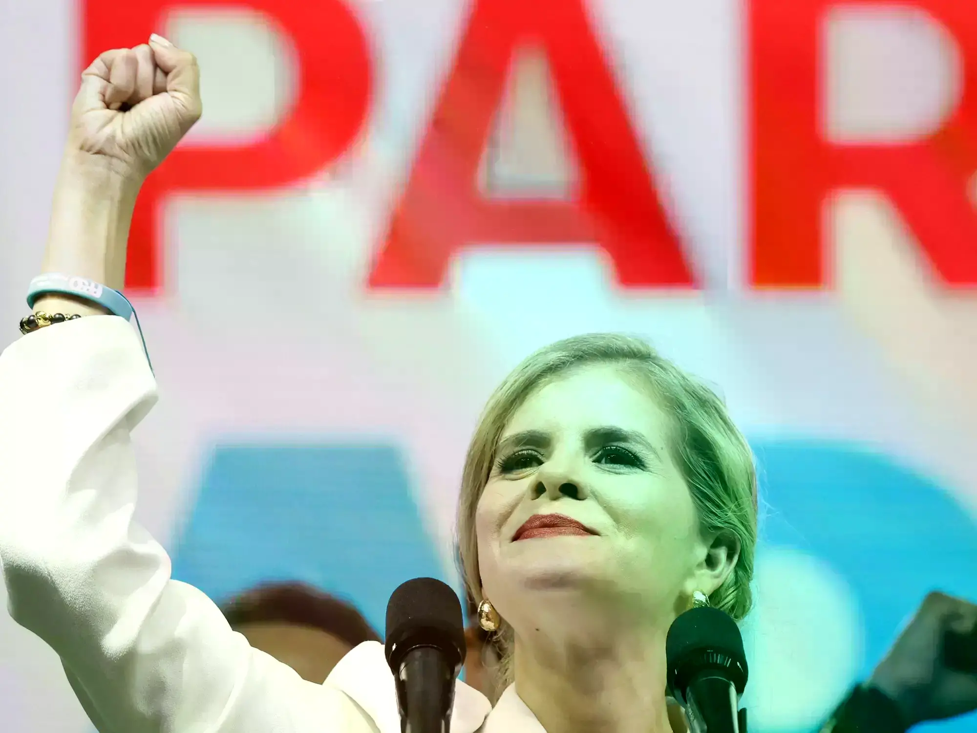 La candidata Laura Fernández pronuncia su discurso en San José, Costa Rica.
