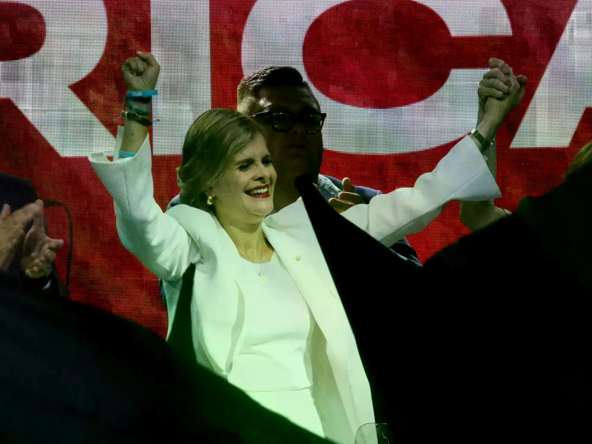 Laura Fernández celebra su amplio triunfo junto a sus seguidores en San José, Costa Rica.
