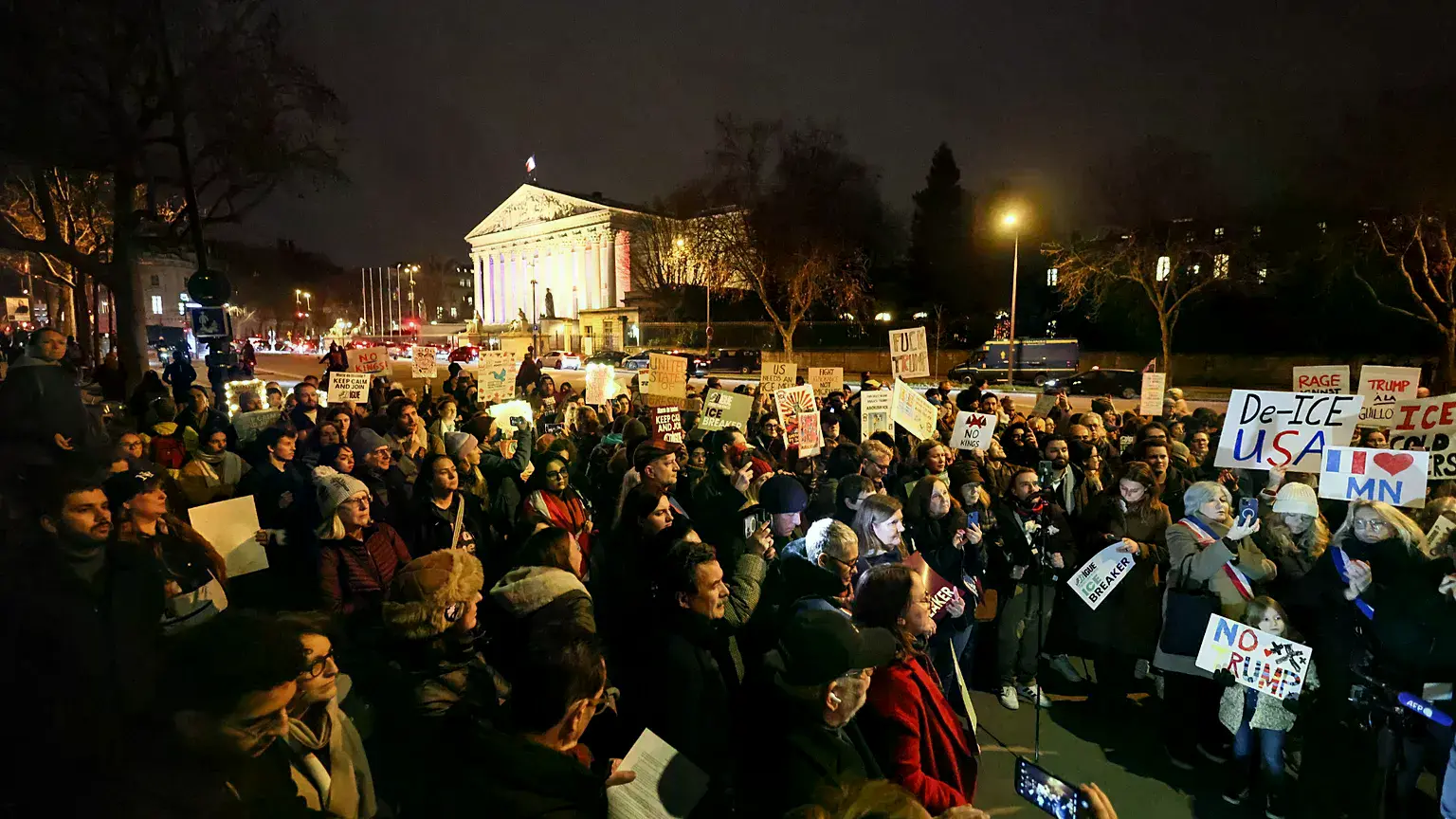 Manifestación contra el ICE en París, entre la Asamblea Nacional y la sede del Ministerio de Asuntos Exteriores, el 28 de ene