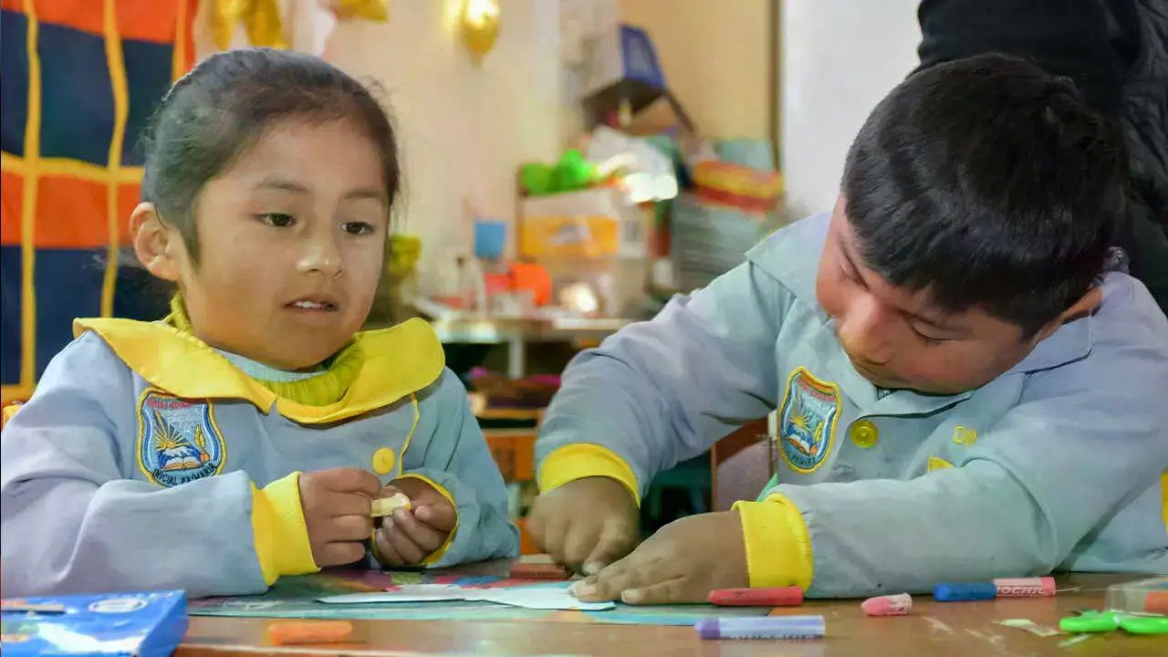 Foto referencial de niños estudiantes en un aula.