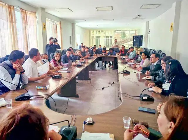 Representantes de instituciones en reunión convocada por la Brigada Parlamentaria.