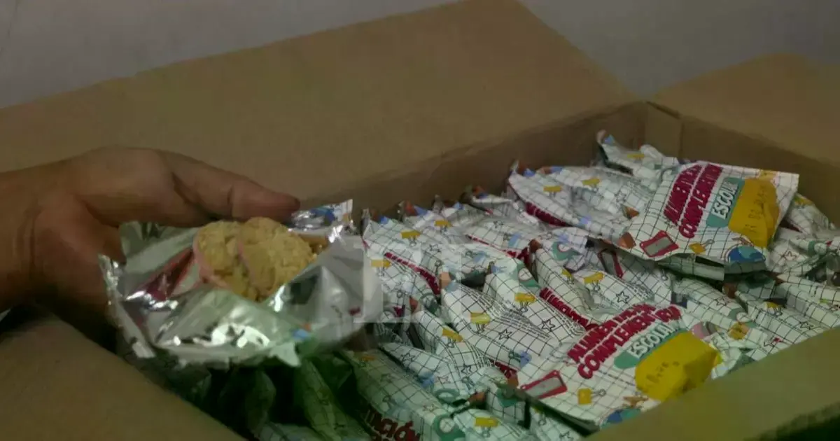 Estudiantes reciben el desayuno escolar en el inicio de clases.