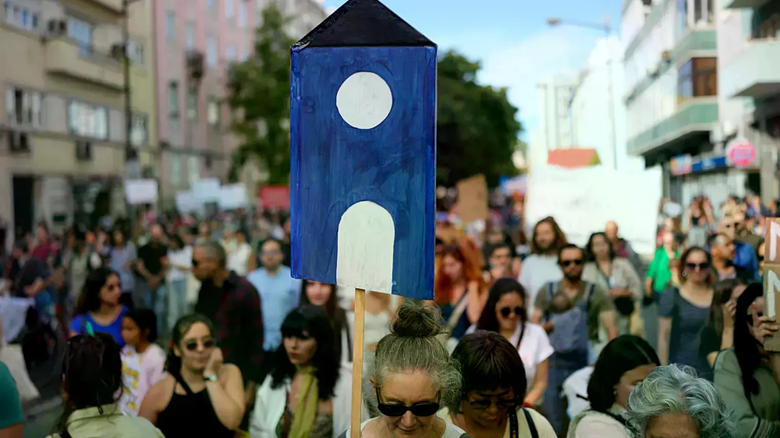 Manifestantes protestan por el aumento del precio de los alquileres en Lisboa.