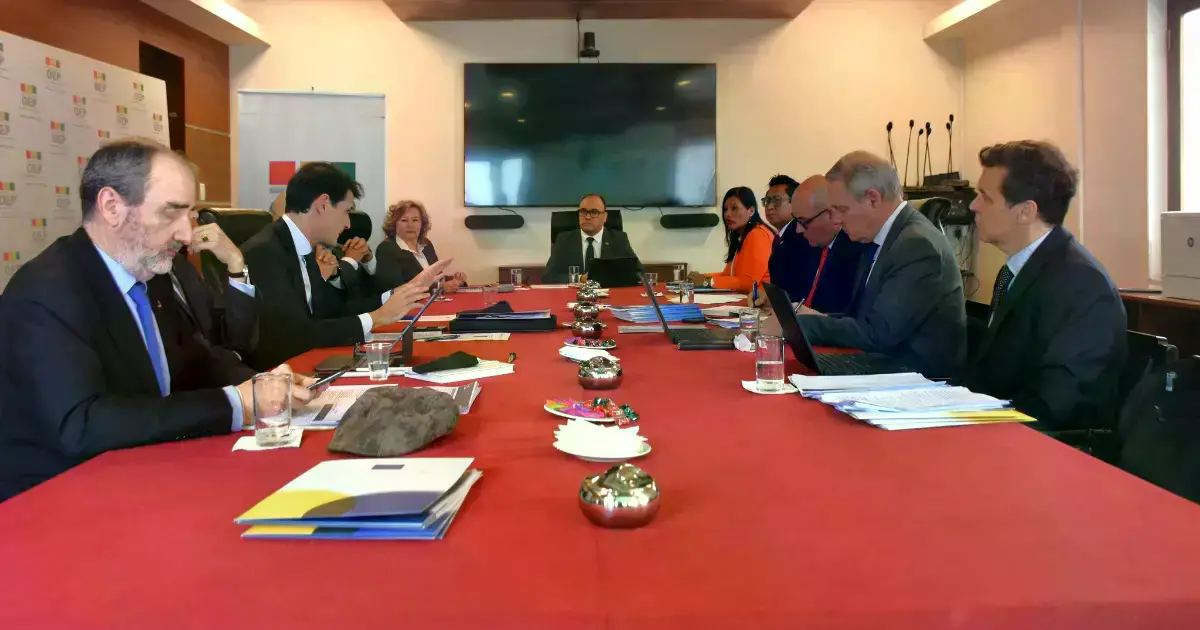 Reunión entre la misión de la Unión Europea y el Tribunal Supremo Electoral en La Paz.