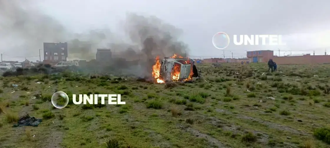 Vehículo quemado tras el incidente en El Alto.