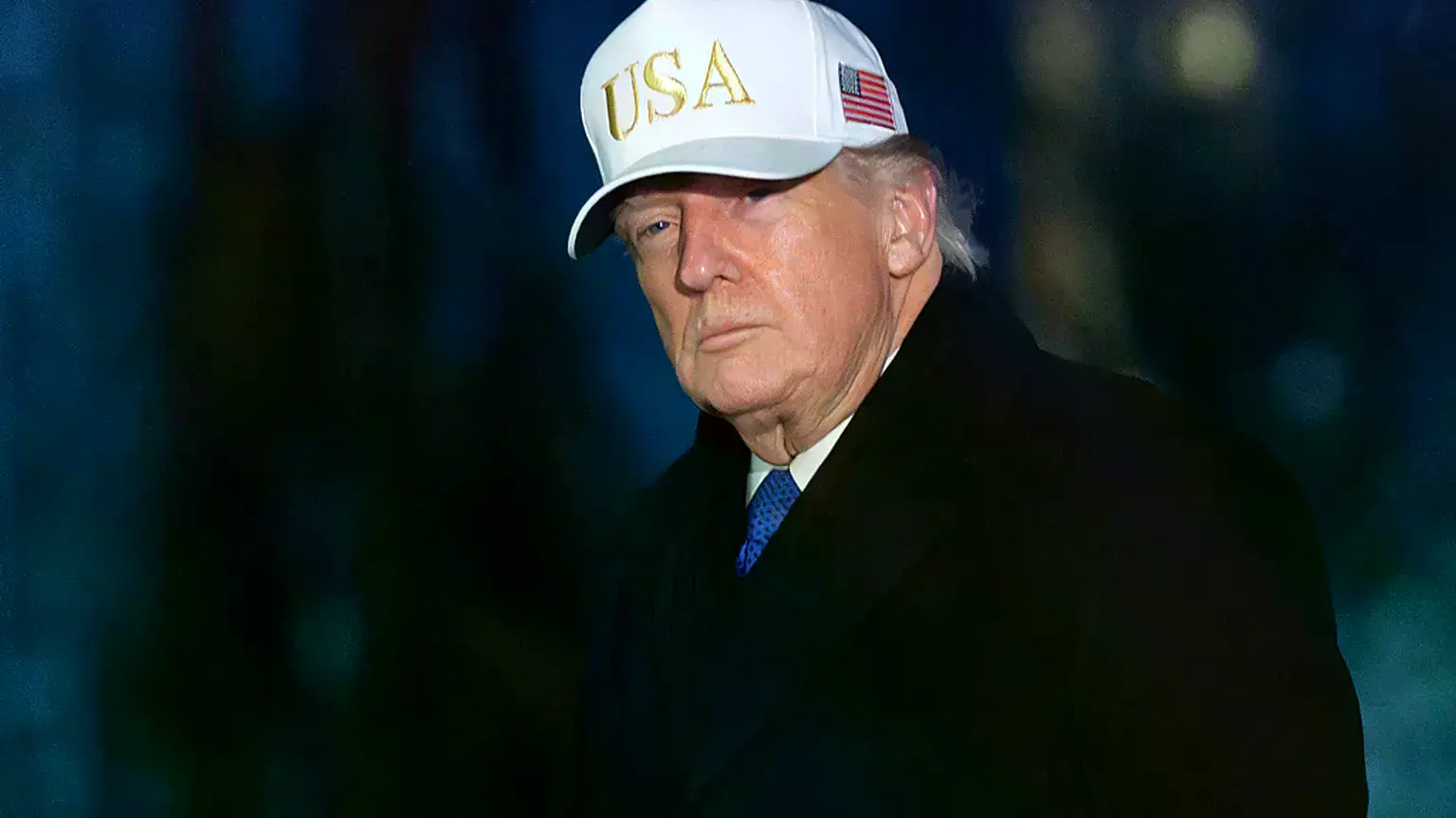 El presidente Donald Trump camina por el Jardín Sur a su llegada a la Casa Blanca.