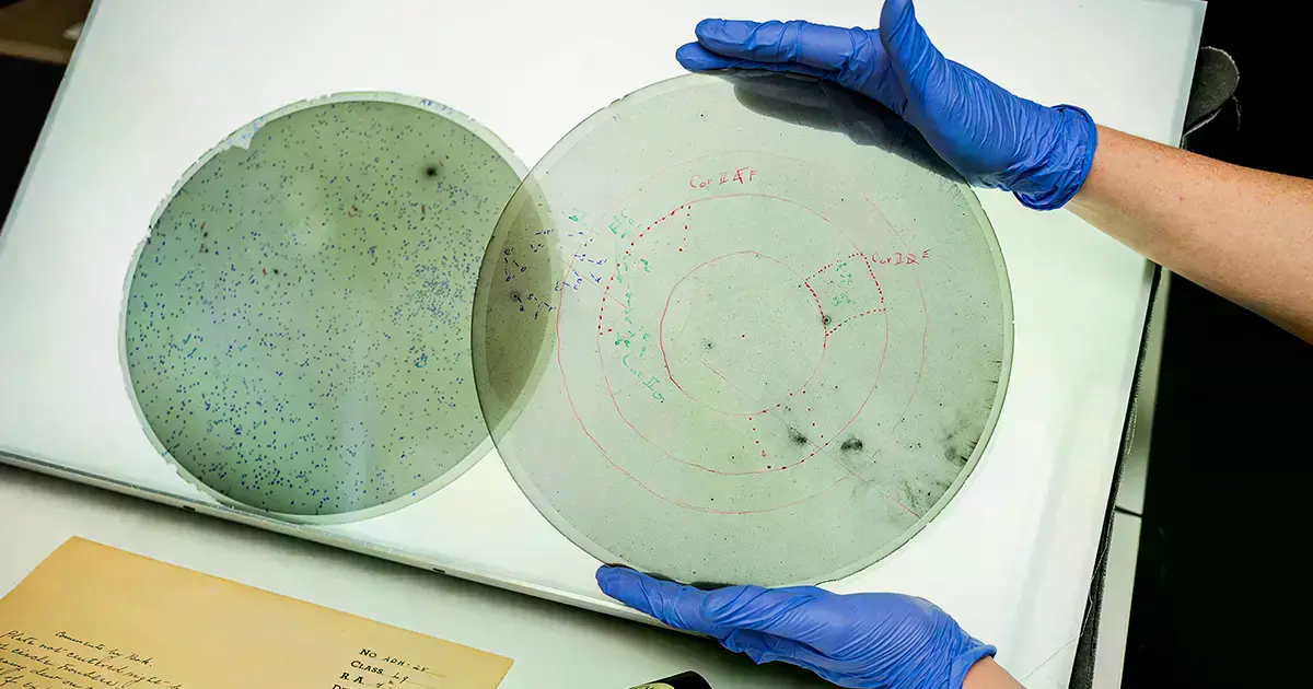 Placas de vidrio astronómicas históricas en los archivos de Harvard.