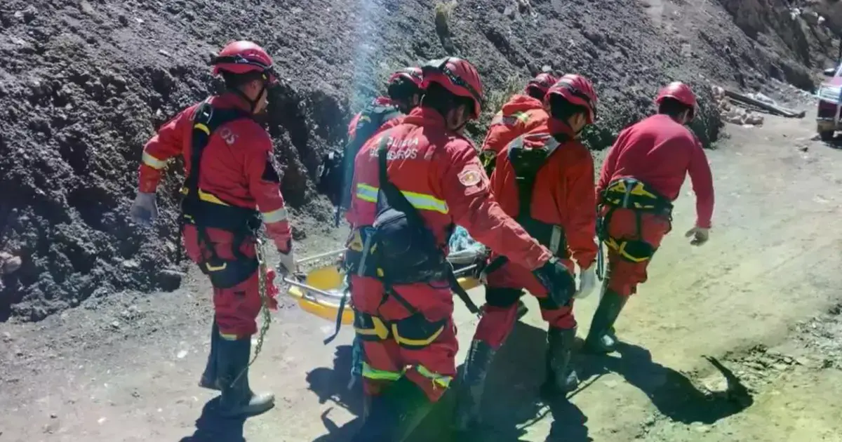 Bomberos llegaron al lugar para retirar el cuerpo sin vida.