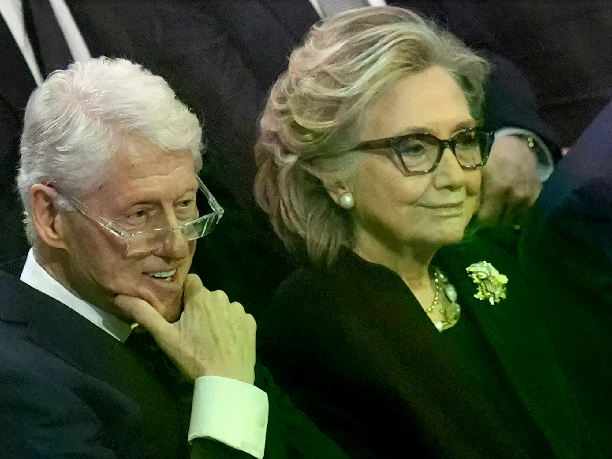 El presidente del Comité de Supervisión y un miembro demócrata observan imágenes de Bill Clinton reveladas en el caso.
