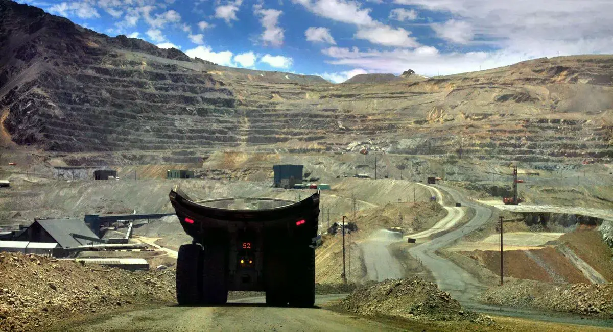 Chile cierra 2025 con un crecimiento sorpresa, pero con problemas mineros y fiscales que nublan el traspaso a Kast.