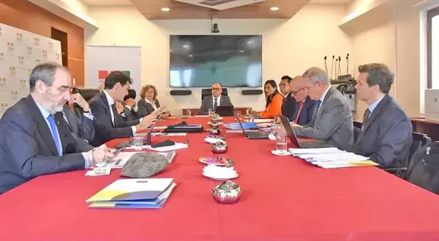 Representantes de la misión de la UE junto con autoridades del TSE.