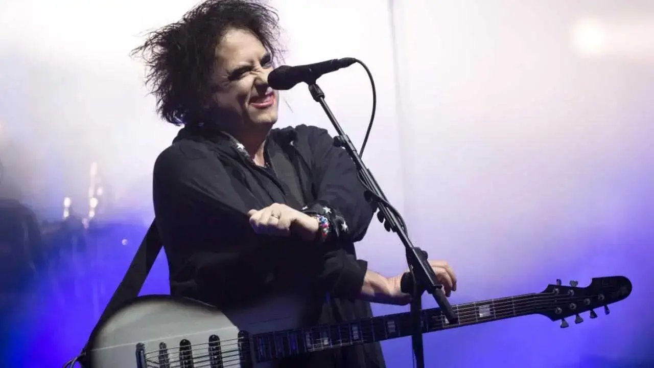 El vocalista de la banda británica de rock The Cure, Robert Smith, en Buenos Aires (2023).