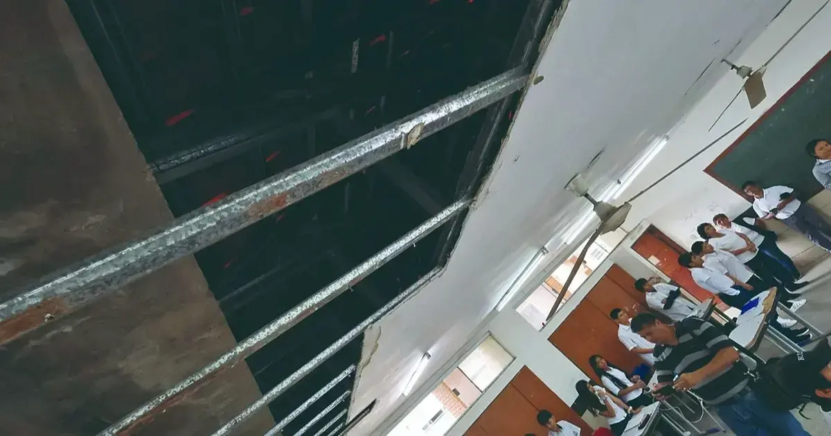 Alumnos pasan clases sentados en el piso en el colegio Viena Central.