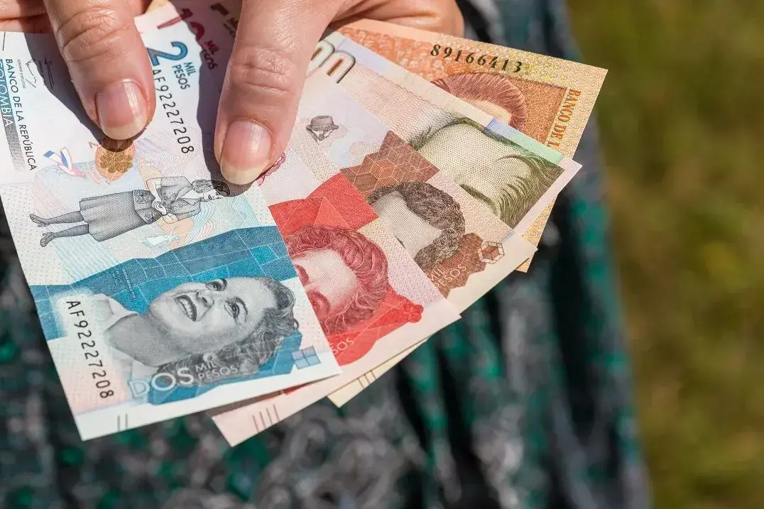 Gráfico financiero mostrando la cotización del peso colombiano frente al dólar.