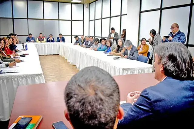 El ministro Mauricio Zamora con la delegación chuquisaqueña.
