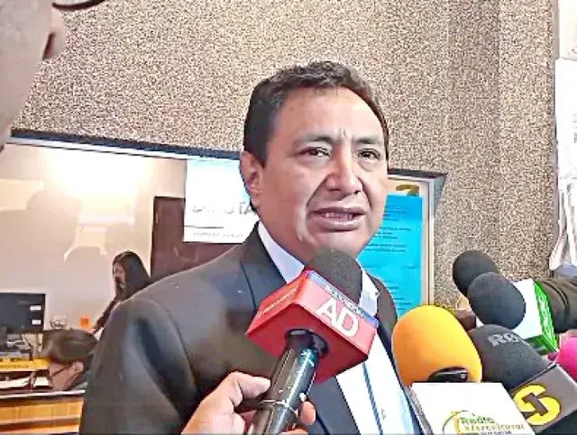 Amílcar Barral al entregar la propuesta de ley.