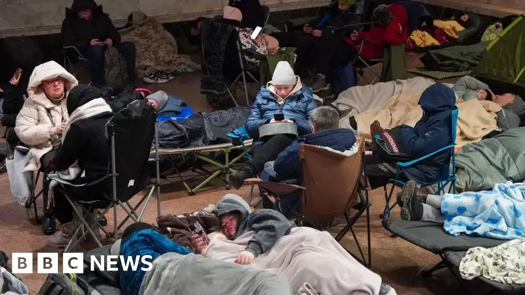 Un policía sostiene los restos de un dron ruso en un edificio residencial de Kiev.