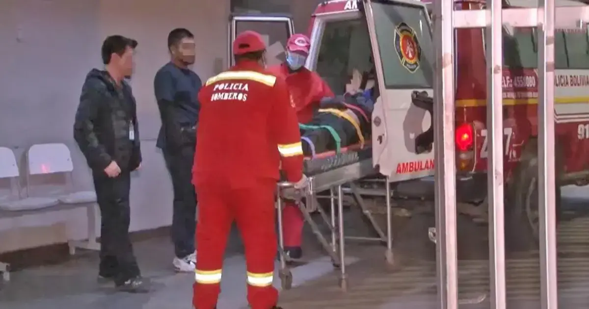 Bomberos de la Policía trasladan al asaltante herido a un hospital.