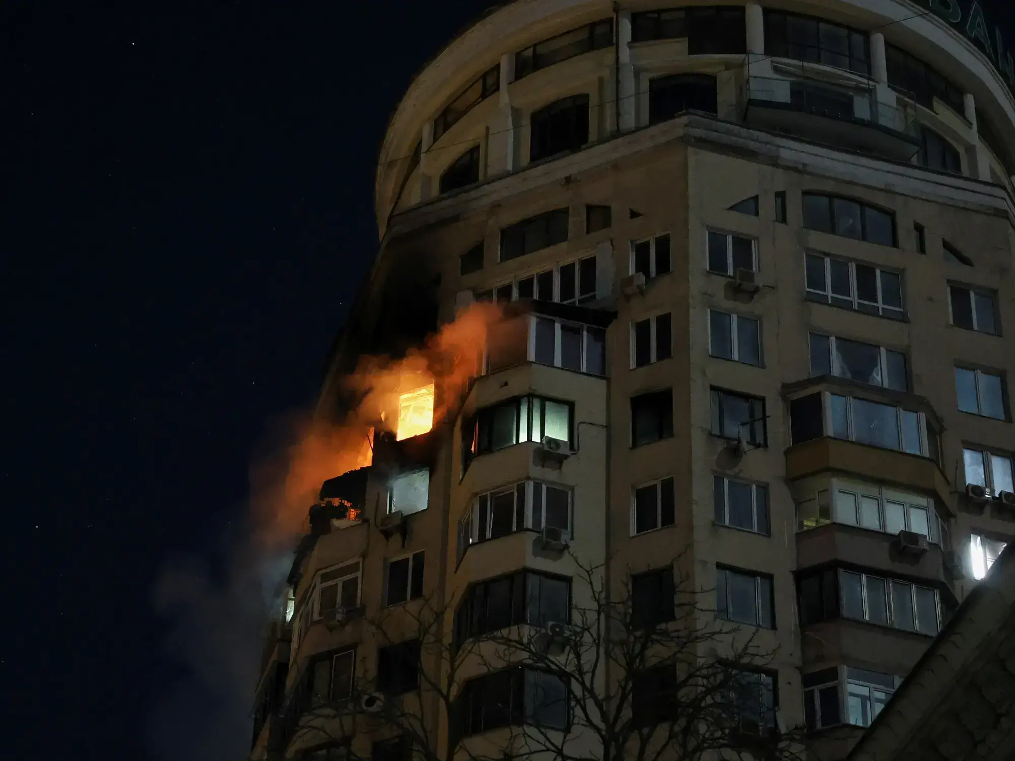 Fuego en un edificio de departamentos en Kiev, Ucrania, luego de un ataque ruso con cientos de drones.