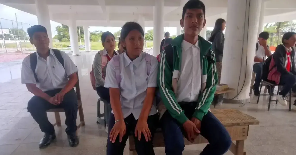 Alumnos llevan sus propias sillas a la escuela.