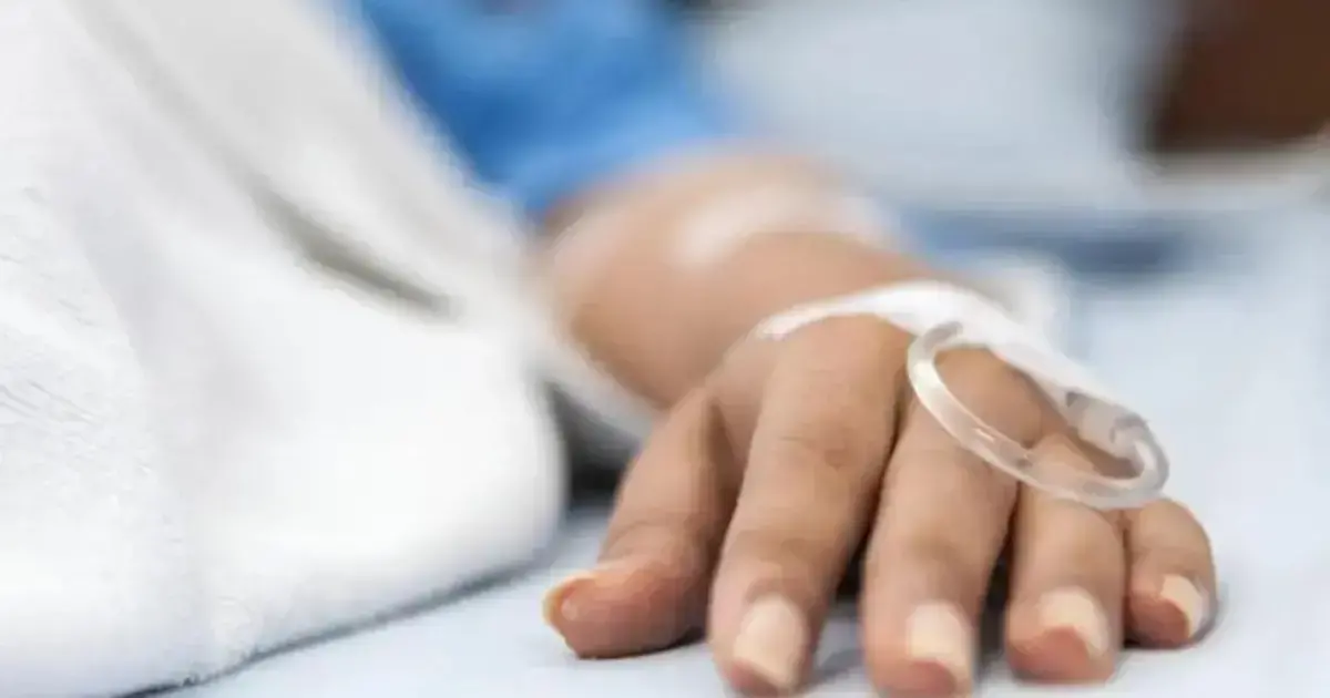 El paciente está internado en terapia intensiva.