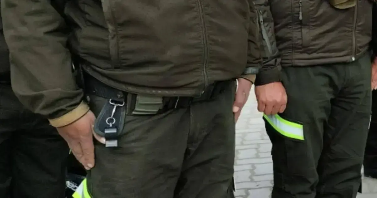 Los dos policías son investigados por pedir sumas de dinero.