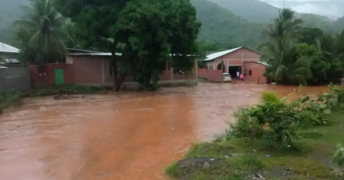 Aulas y calles inundadas en la zona de Tipuani.