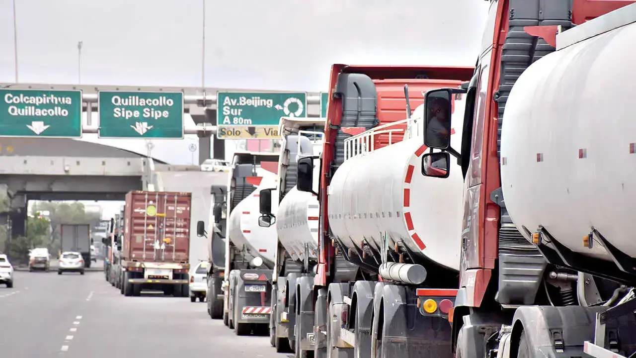 Choferes de transporte pesado realizan filas para cargar diésel.