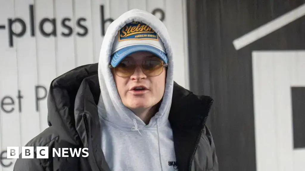 Marius Borg Høiby (centro) comparece en el tribunal de Oslo con su abogada defensora.