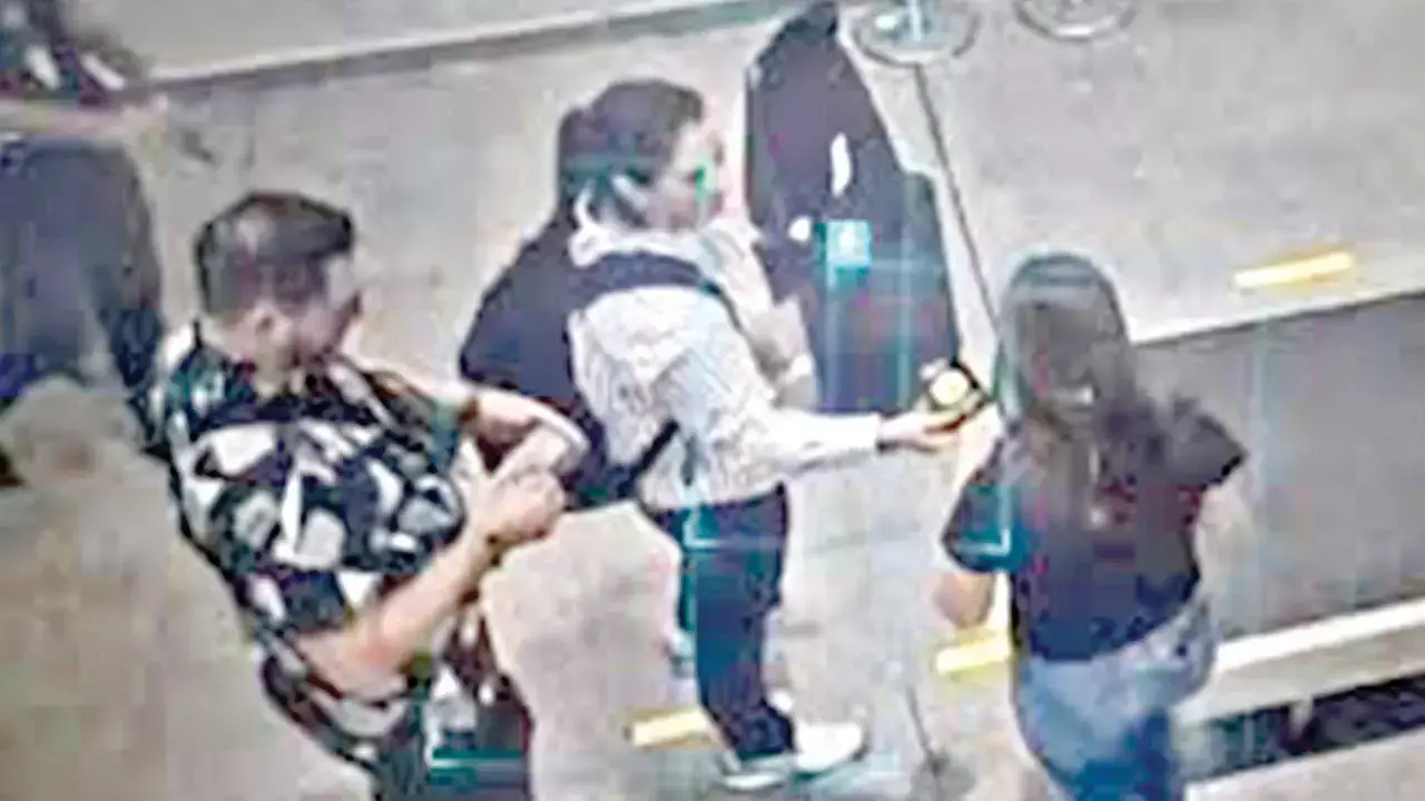 Laura Rojas en el momento en el que recogía las maletas de Viru Viru.