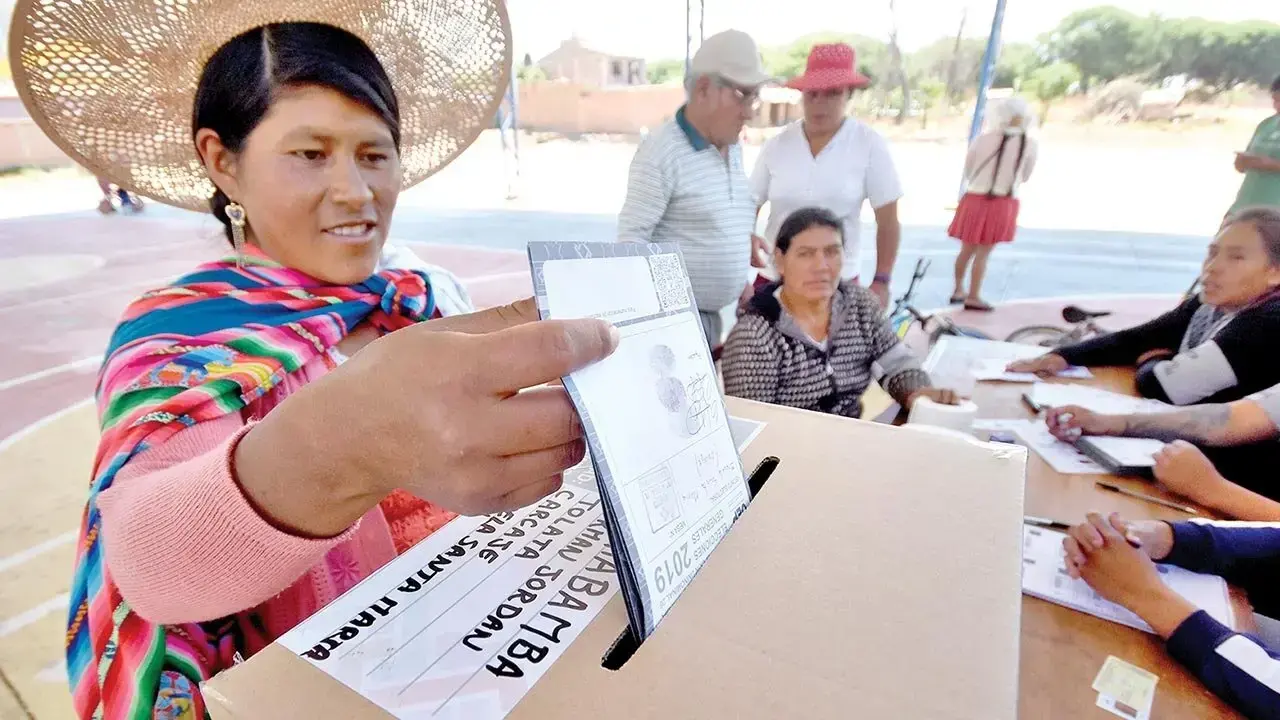 Una persona vota en unas elecciones pasadas.