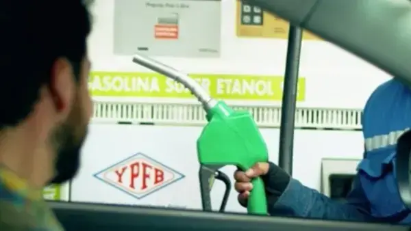 Ilustración de caña de azúcar y una gasolinera.