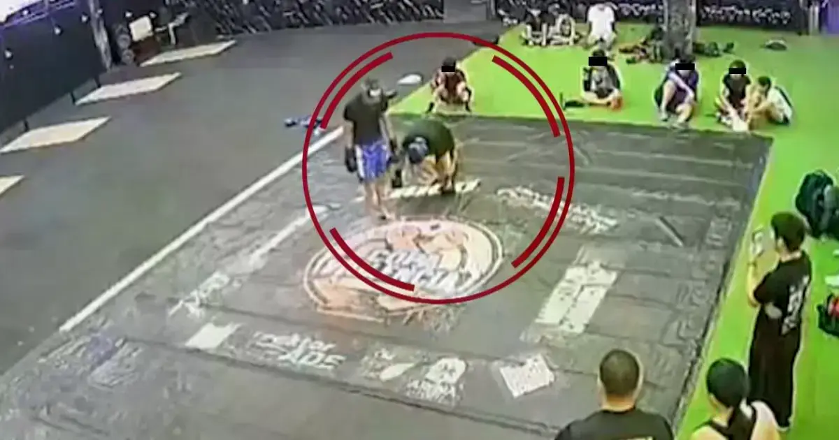 Captura de video de la pelea donde el adolescente cae al suelo.