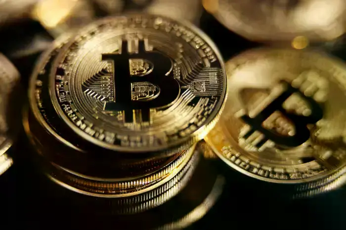 Bitcoin cae a mínimo de 16 meses por temores a la Fed y salida de fondos ETF.