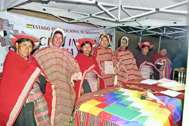 Martha Vargas y Humberto Guarayo, junto con curacas yamparas.