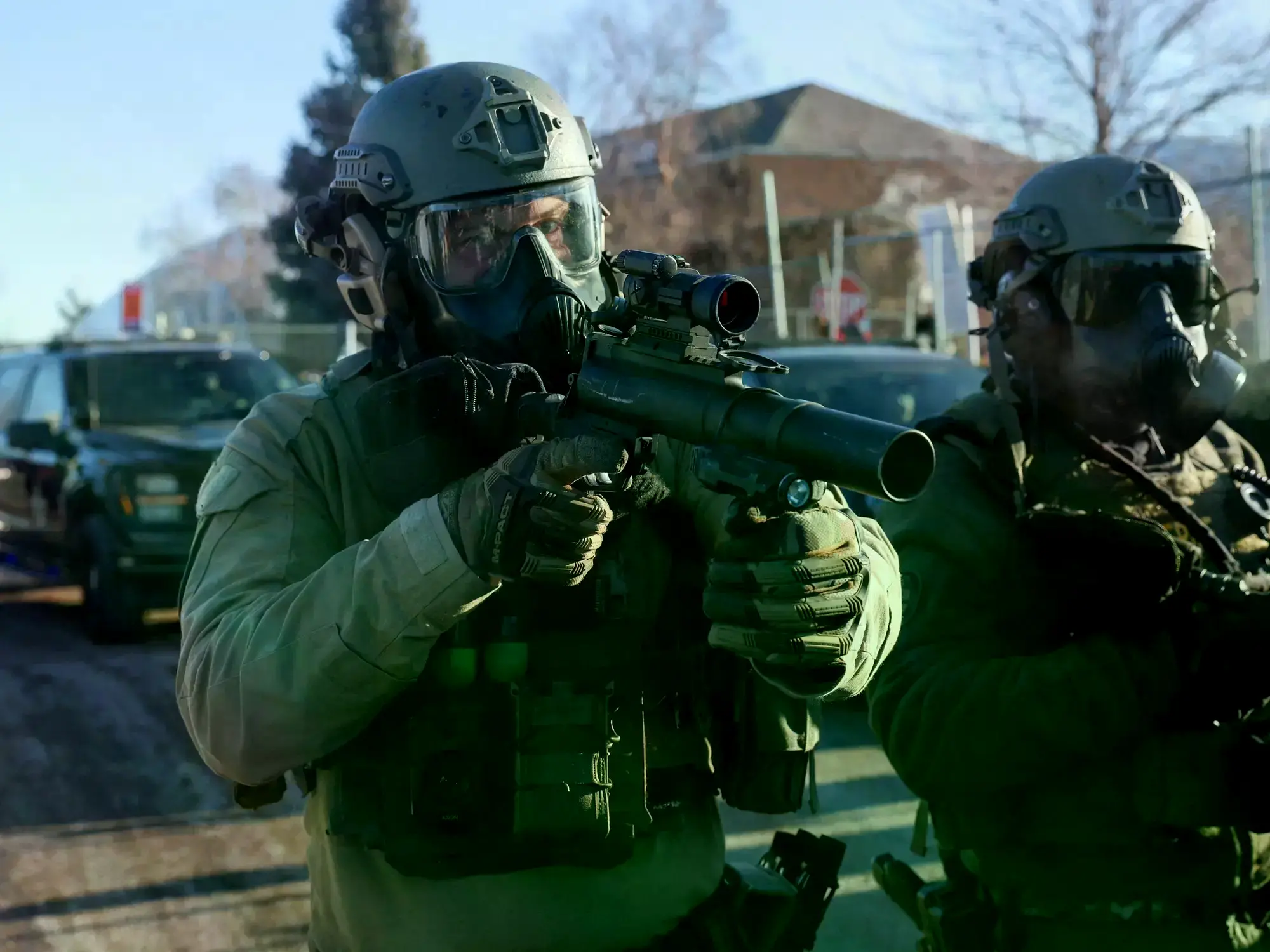 Agentes federales lanzan gases contra manifestantes en una marcha en Minneapolis, tras la muerte de dos estadounidenses a man