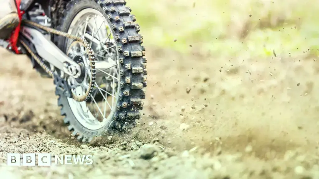 Un scrambler aparcado en una zona urbana.