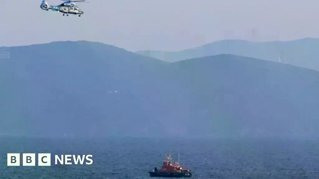 La guardia costera helénica realiza una operación de búsqueda y rescate.