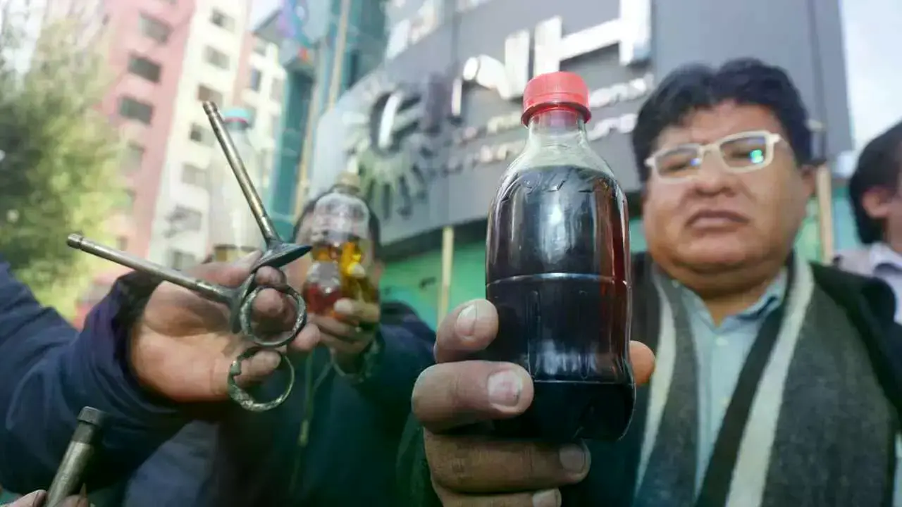 Conductores de La Paz protestan en puertas de la ANH.