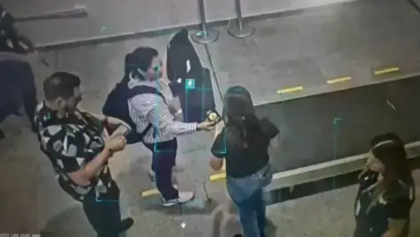 Laura Rojas presentando aparentemente su pasaporte diplomático.