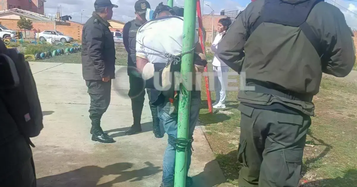 El ladrón fue amarrado al poste de un arco