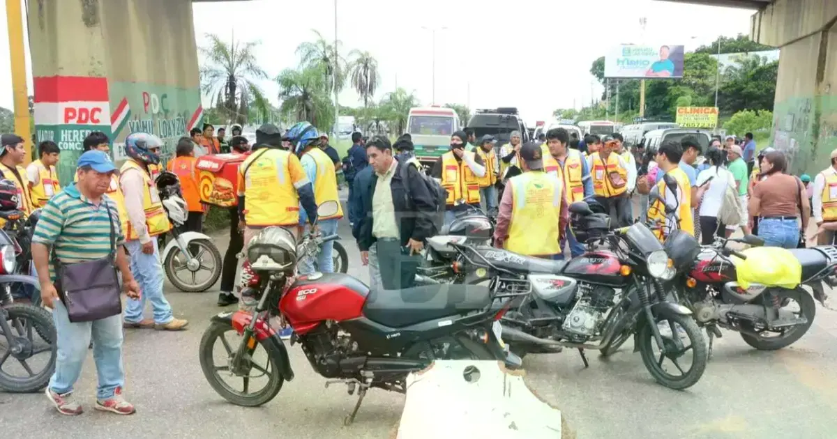 Bloqueo de mototaxis a la altura de Viru Viru