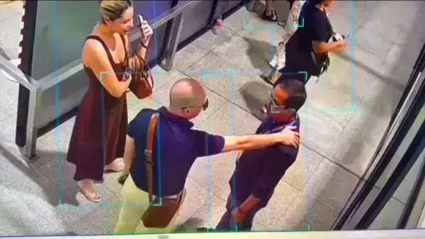 Captura de video que muestra al juez Zeballos con el funcionario de Aduana.